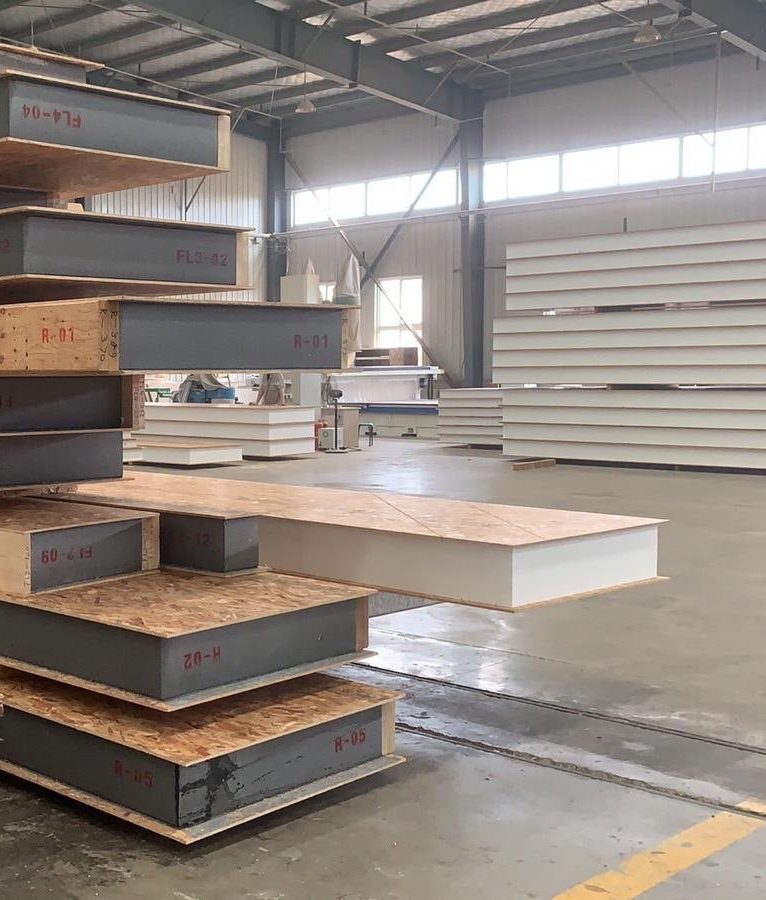 Découvrez les panneaux structuraux isolés SIP : simple et rapide, il permet d'assembler en une seule opération, les fondations, le soubassement et le plancher sur tout type de terrain. Construisez votre maison SIP avec nos panneaux SIP performants, garantissant isolation, confort et efficacité énergétique toute l'année. Constructions Bâtiments Bois Green House